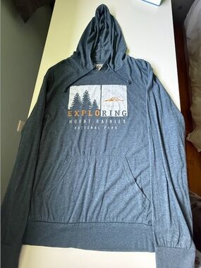 Men's Large Mt. Rainier Hooded Long Sleeve Shirt